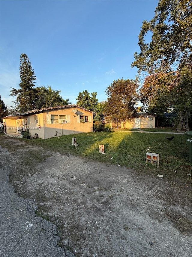 view of front of house with a front lawn