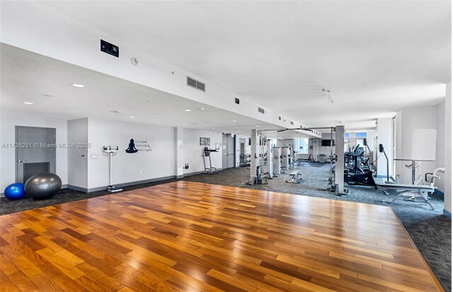 gym featuring recessed lighting, baseboards, visible vents, and wood finished floors