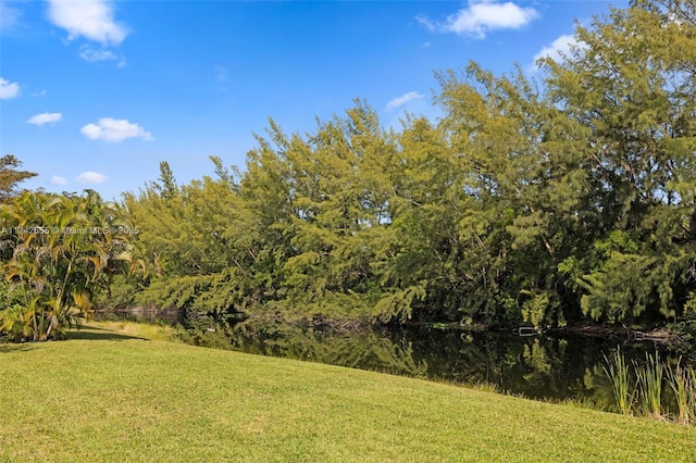 view of yard featuring a water view