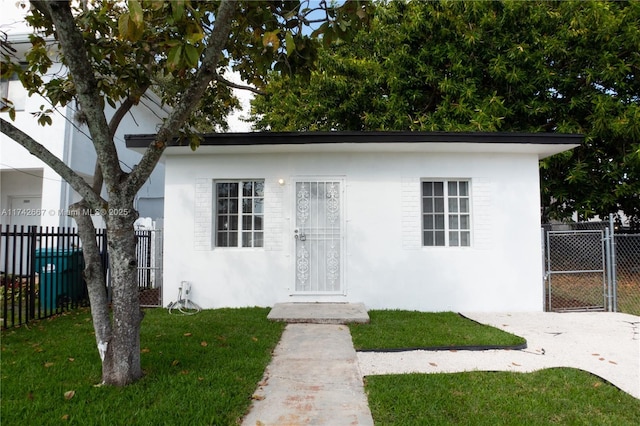 view of front of property featuring a front lawn