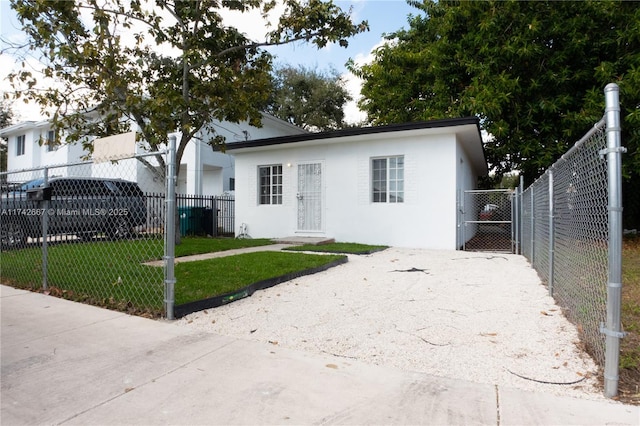 view of front of property featuring a front yard