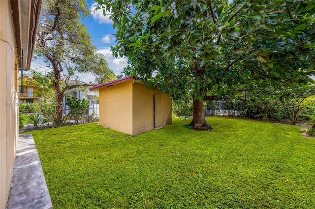 view of yard with a storage unit