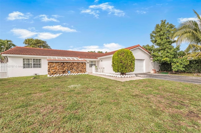 view of front facade featuring a garage and a front lawn