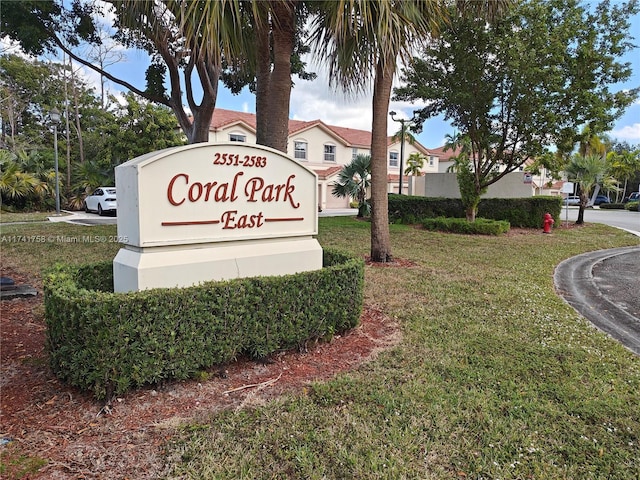 community / neighborhood sign featuring a lawn