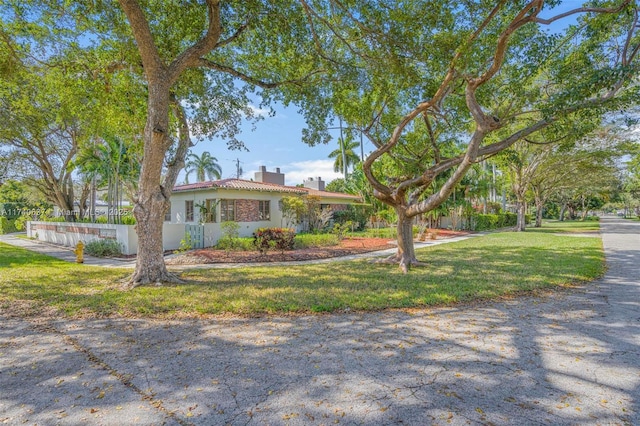 single story home with a front yard