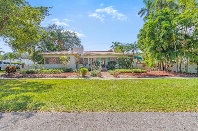 single story home featuring a front lawn