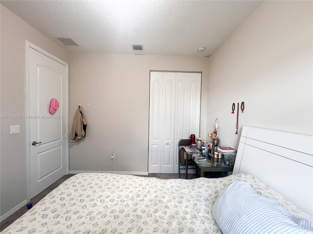 6411 Osprey Landing St, Davie, FL 33314 - bedroom featuring baseboards, a closet, a textured ceiling, and visible vents