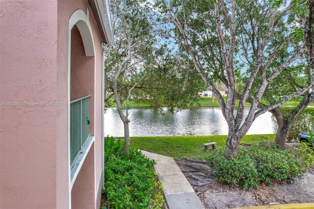 view of yard featuring a water view