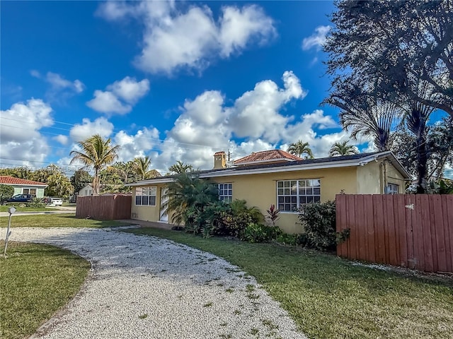 single story home featuring a front lawn