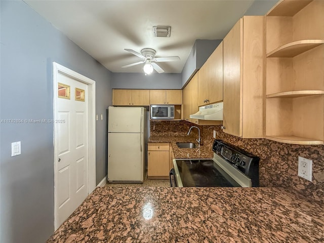 kitchen featuring light brown cabinetry, sink, tasteful backsplash, appliances with stainless steel finishes, and ceiling fan