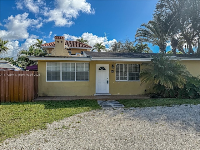 view of front of property featuring a front yard