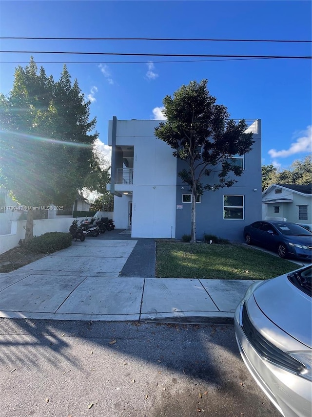 view of front of property with a front yard