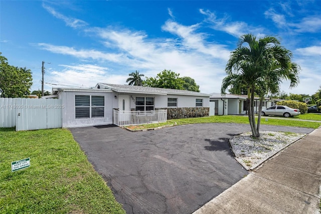 ranch-style home featuring a front lawn