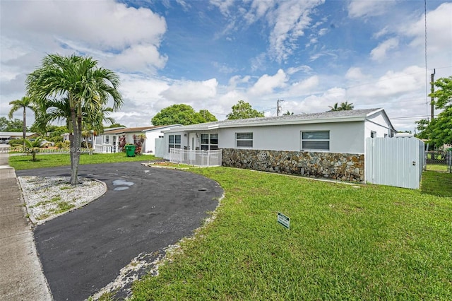 single story home featuring a front yard