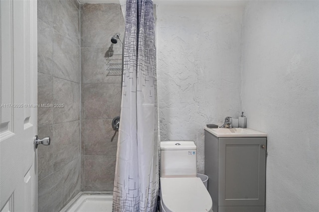 bathroom with a shower with curtain, vanity, and toilet