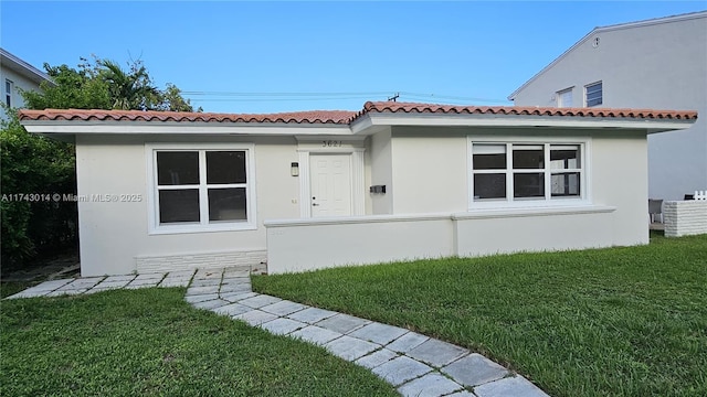 view of front of property featuring a front lawn