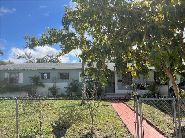 view of front of home featuring a front lawn