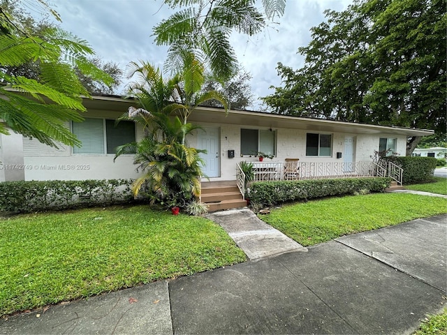 single story home with a front lawn