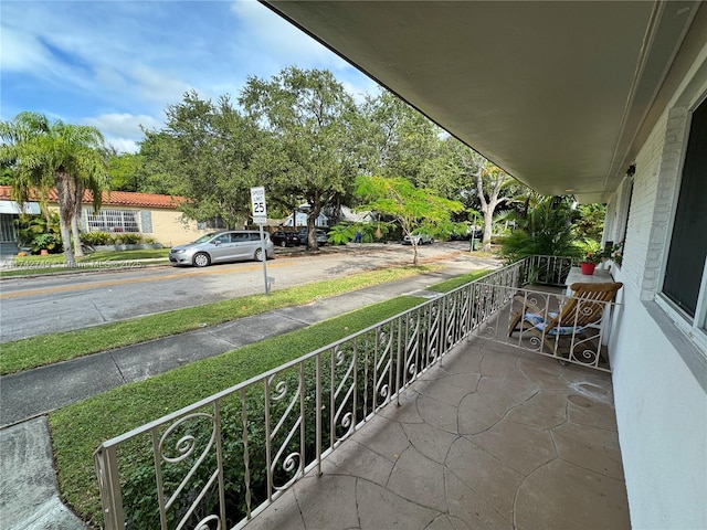 balcony featuring covered porch