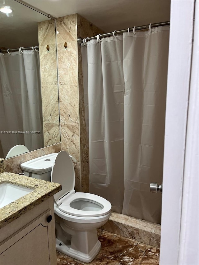 bathroom with a shower with curtain, vanity, and toilet