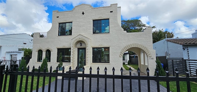 view of front facade featuring fence private yard, a front lawn, and a patio area