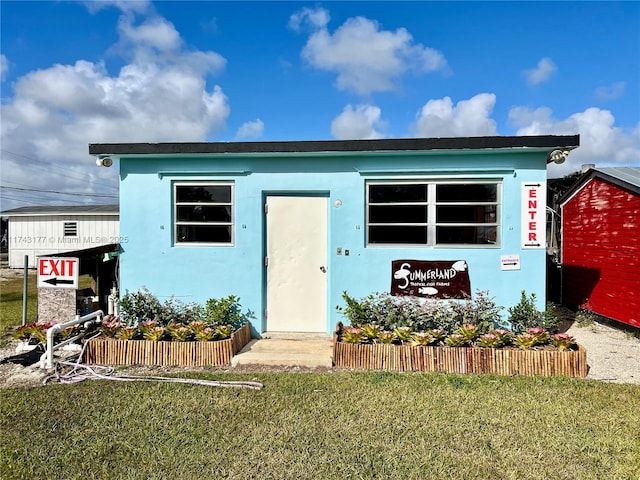 view of front of property featuring a front yard