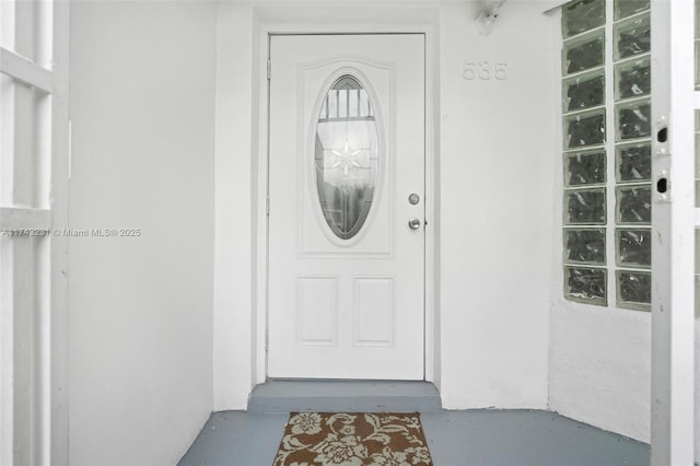 view of exterior entry with stucco siding