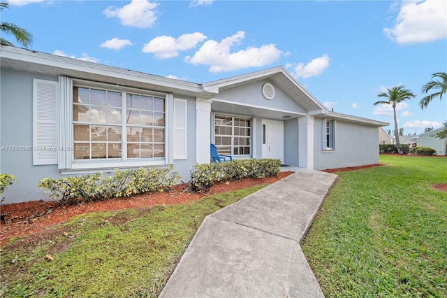 single story home featuring a front lawn