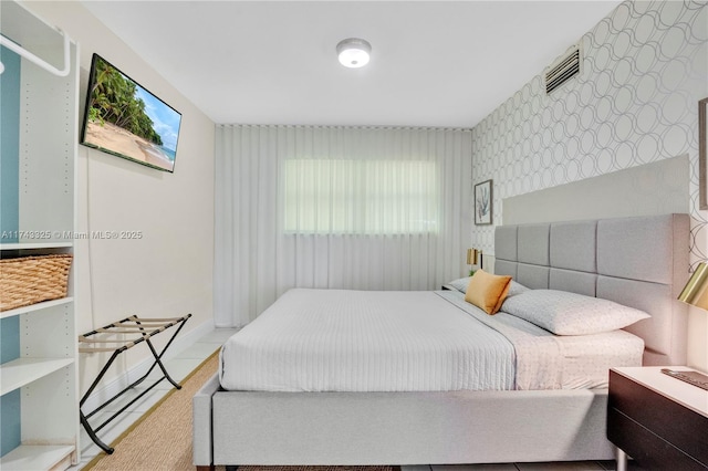 bedroom with visible vents and wallpapered walls