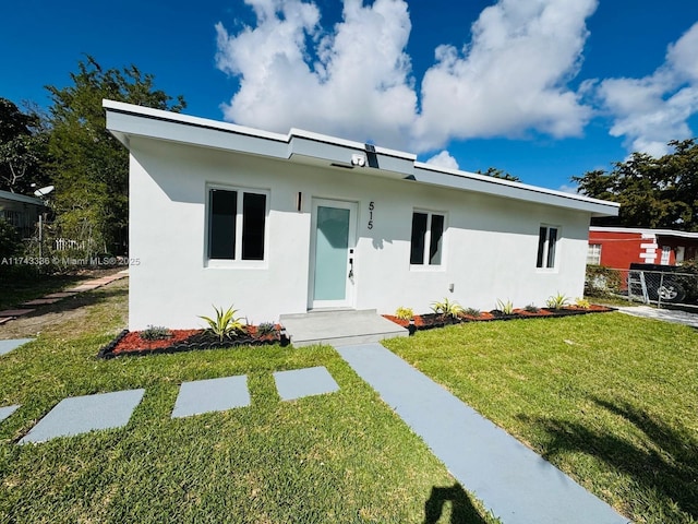 view of front facade with a front yard