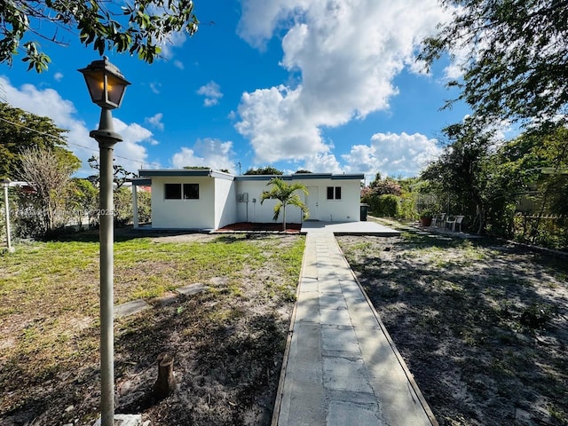 view of front of home with a front lawn