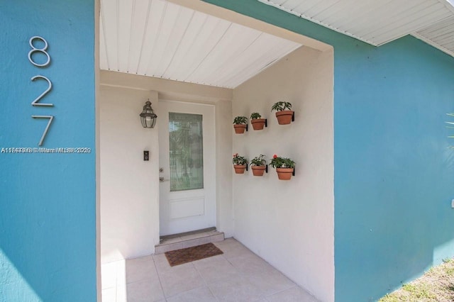 view of exterior entry with stucco siding