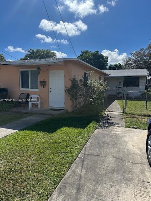 view of front of property featuring a front yard