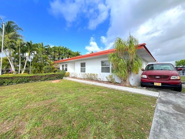 ranch-style home featuring a front lawn