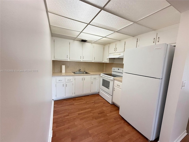 kitchen featuring sink, white appliances, white cabinetry, a drop ceiling, and light wood-type flooring