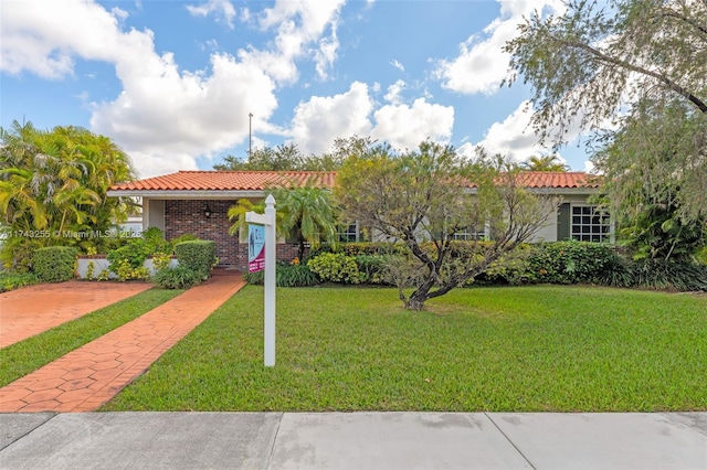 view of front of property with a front yard