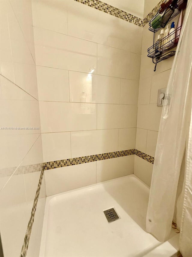 bathroom featuring a shower with curtain