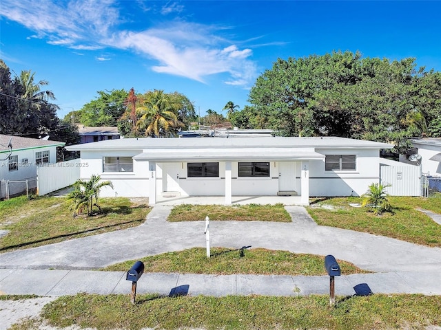 view of front facade with a front yard