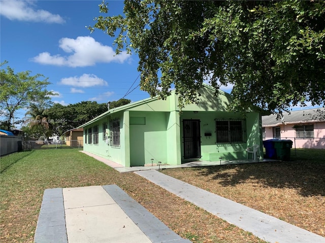 view of front of house featuring a patio and a front lawn