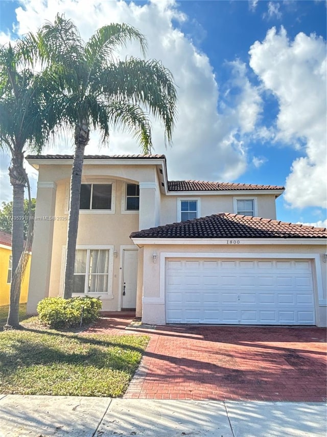 view of front facade featuring a garage