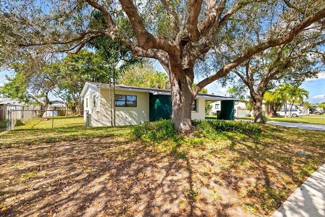 view of front of property featuring a front lawn