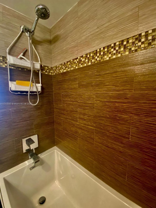 full bath featuring tiled shower / bath combo