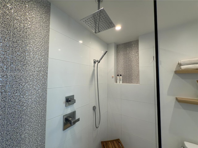 bathroom featuring tiled shower