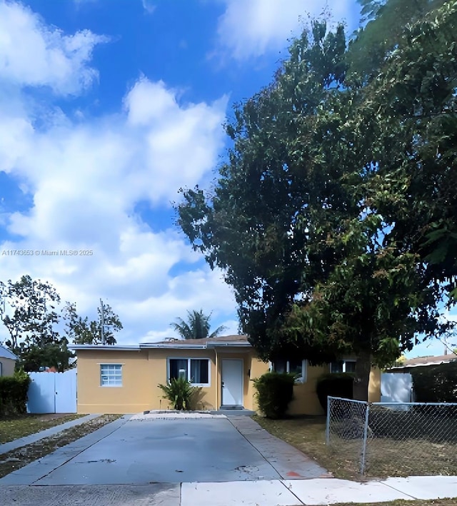 view of front of home featuring fence and stucco siding