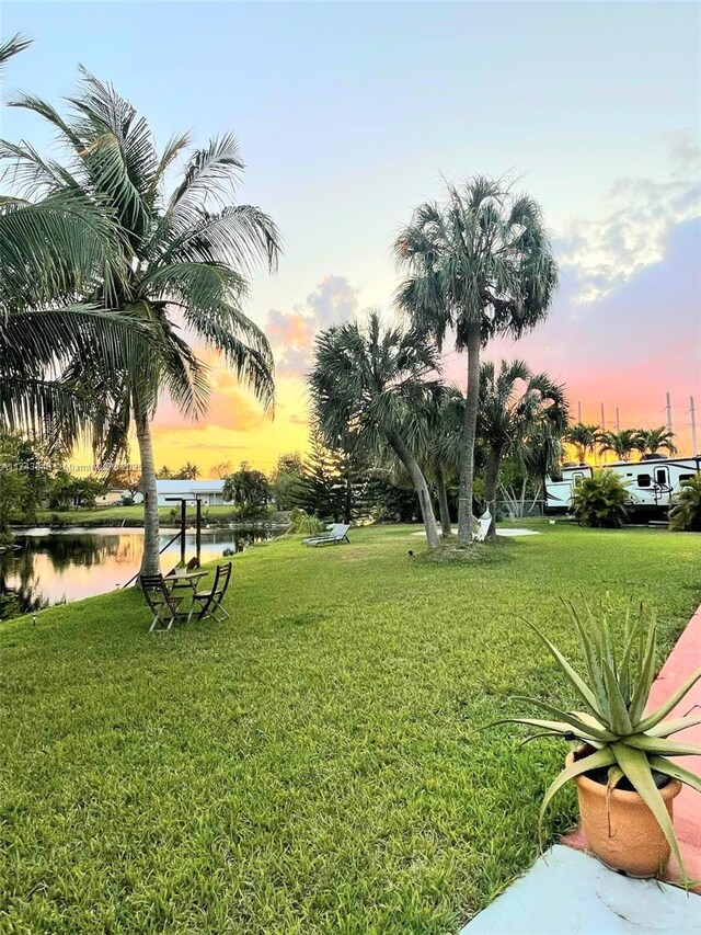 view of yard featuring a water view