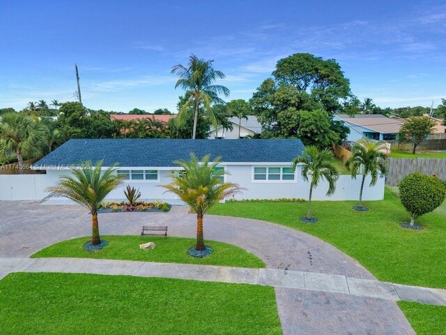 ranch-style home with a front yard