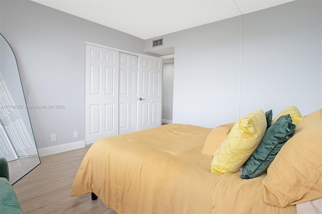 6911 Environ Blvd Unit 5L, Lauderhill, FL 33319 - bedroom featuring wood finished floors, visible vents, a closet, and baseboards