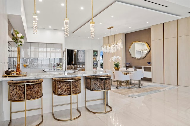 bar featuring recessed lighting, decorative light fixtures, and backsplash