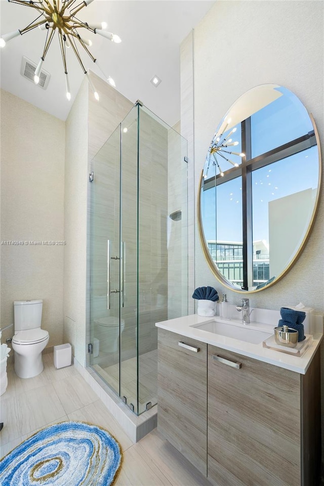 full bath with vanity, an inviting chandelier, toilet, a shower stall, and visible vents
