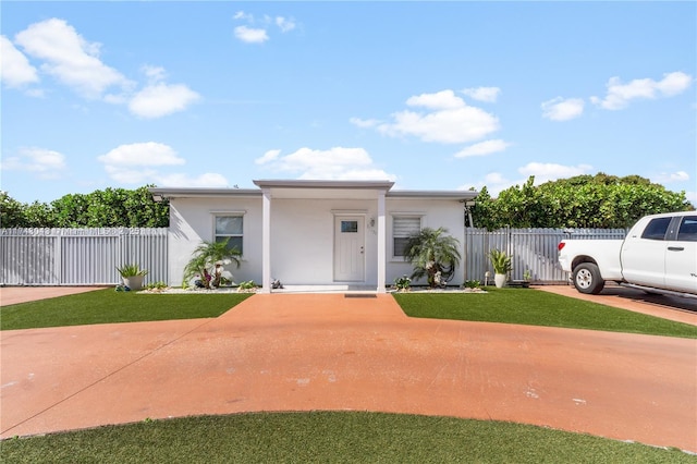 view of front of property featuring a front lawn